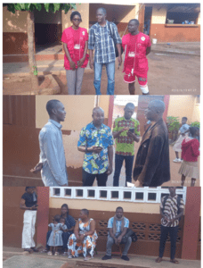 Dans la cour de l’école primaire, nous attendons l’arrivée du bus